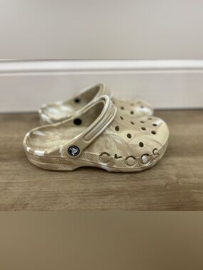 Crocs NWOT baya marbled tan women’s size 7 comfort casual nursing recovery beach